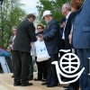 награждение памятными сувенирами Дмитриев В.Л. поздравляет Артура Членгарова 