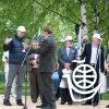 Роман Копин вручает памятный кубок Виктору Дмитриеву